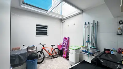 Casa - Esquina com 3 quartos (sendo 1 suite(s)) a 3200,00 metros praia.