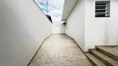 Casa - Esquina com 3 quartos (sendo 1 suite(s)) a 3200,00 metros praia.