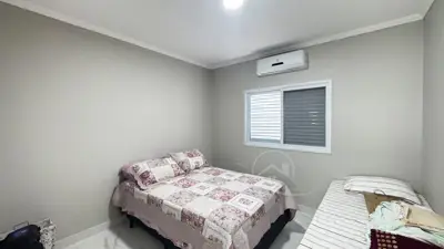 Casa - Esquina com 3 quartos (sendo 1 suite(s)) a 3200,00 metros praia.