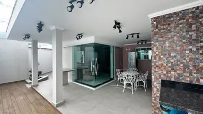 Casa - Esquina com 3 quartos (sendo 1 suite(s)) a 3200,00 metros praia.