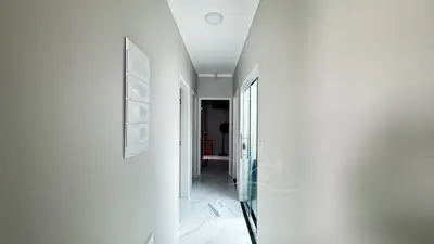 Casa - Esquina com 3 quartos (sendo 1 suite(s)) a 3200,00 metros praia.