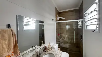 Casa - Esquina com 3 quartos (sendo 1 suite(s)) a 3200,00 metros praia.