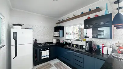 Casa - Esquina com 3 quartos (sendo 1 suite(s)) a 3200,00 metros praia.