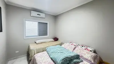Casa - Esquina com 3 quartos (sendo 1 suite(s)) a 3200,00 metros praia.