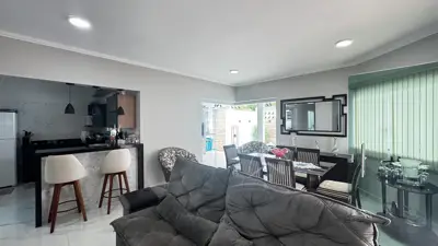 Casa - Esquina com 3 quartos (sendo 1 suite(s)) a 3200,00 metros praia.