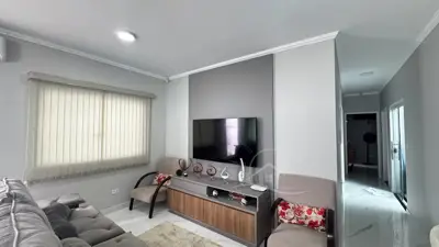 Casa - Esquina com 3 quartos (sendo 1 suite(s)) a 3200,00 metros praia.