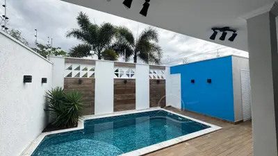 Casa - Esquina com 3 quartos (sendo 1 suite(s)) a 3200,00 metros praia.