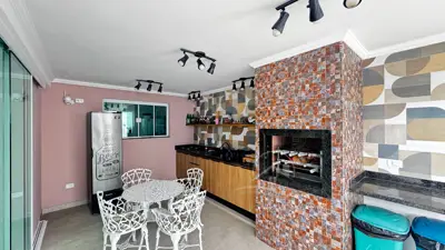 Casa - Esquina com 3 quartos (sendo 1 suite(s)) a 3200,00 metros praia.