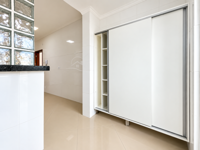 Apartamento - Amplo com 3 quartos (sendo 1 suite(s)) a 700,00 metros praia.