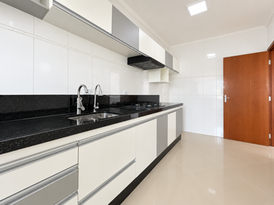 Apartamento - Amplo com 3 quartos (sendo 1 suite(s)) a 700,00 metros praia.