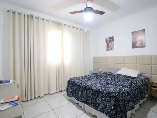 Casa - Sobrado com 3 quartos (sendo 1 suite(s)) a 850,00 metros praia.