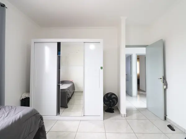 Casa - Sobrado com 3 quartos (sendo 1 suite(s)) a 850,00 metros praia.