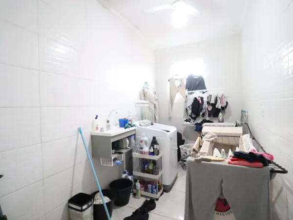 Casa - Sobrado com 3 quartos (sendo 1 suite(s)) a 850,00 metros praia.