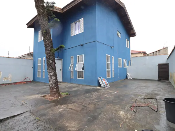 Casa - Sobrado com 3 quartos (sendo 1 suite(s)) a 850,00 metros praia.