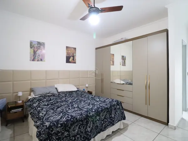 Casa - Sobrado com 3 quartos (sendo 1 suite(s)) a 850,00 metros praia.