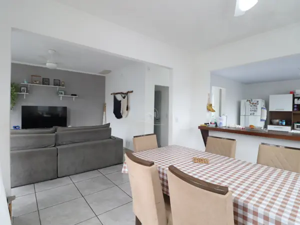 Casa - Sobrado com 3 quartos (sendo 1 suite(s)) a 850,00 metros praia.