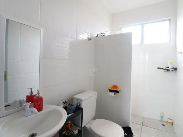 Casa - Sobrado com 3 quartos (sendo 1 suite(s)) a 850,00 metros praia.