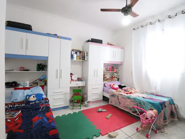 Casa - Sobrado com 3 quartos (sendo 1 suite(s)) a 850,00 metros praia.