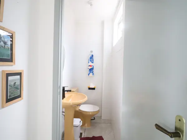 Casa - Sobrado com 3 quartos (sendo 1 suite(s)) a 850,00 metros praia.