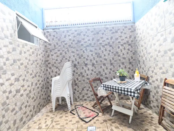 Casa - Sobrado com 3 quartos (sendo 1 suite(s)) a 850,00 metros praia.