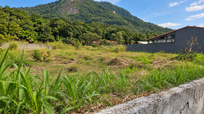 Terreno - Amplo com  quartos  a 200,00 metros praia.