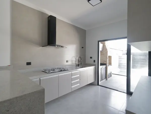 Casa - Térrea com 3 quartos (sendo 1 suite(s)) a 1500,00 metros praia.