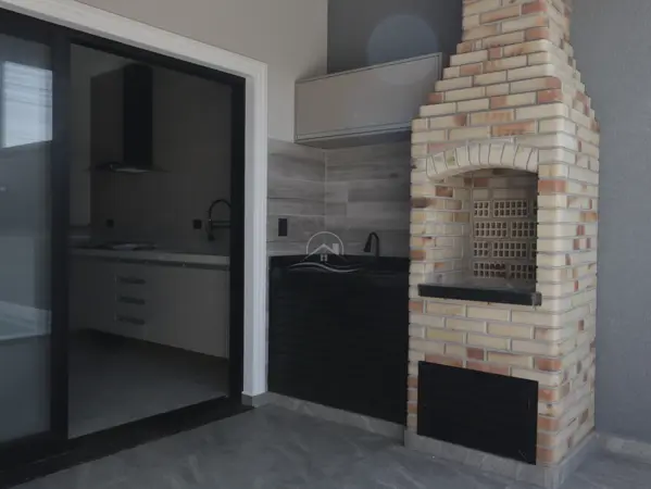 Casa - Térrea com 3 quartos (sendo 1 suite(s)) a 1500,00 metros praia.
