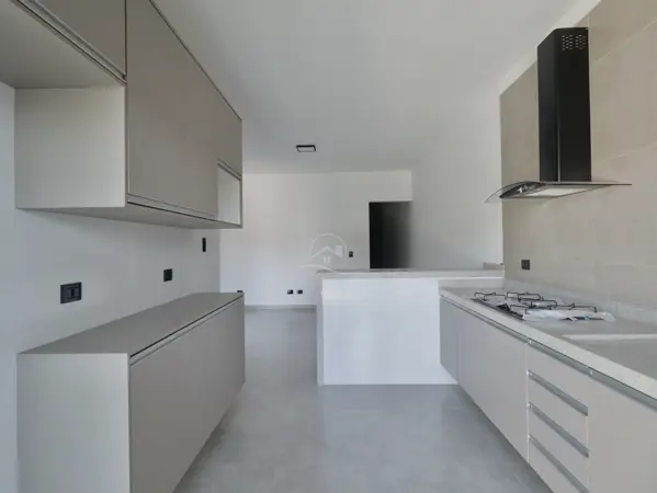 Casa - Térrea com 3 quartos (sendo 1 suite(s)) a 1500,00 metros praia.