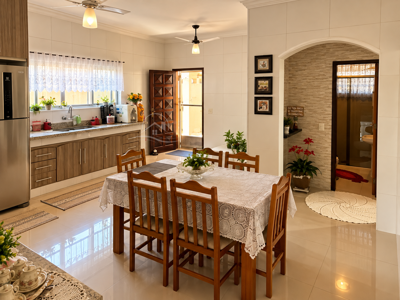 Casa - Térrea com 3 quartos (sendo 2 suite(s)) a 800,00 metros praia.