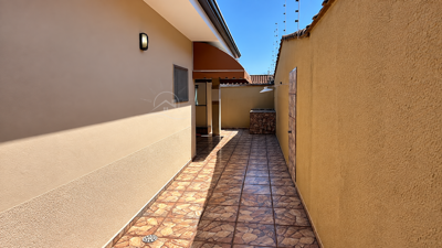 Casa - Térrea com 3 quartos (sendo 2 suite(s)) a 800,00 metros praia.