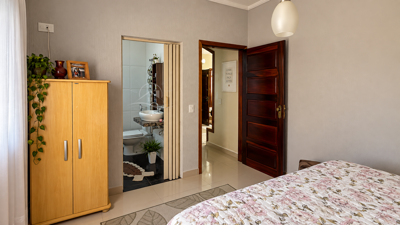 Casa - Térrea com 3 quartos (sendo 2 suite(s)) a 800,00 metros praia.