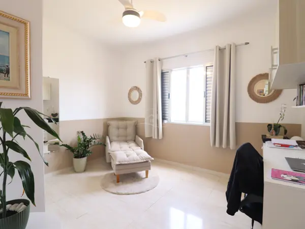 Apartamento - Amplo com 3 quartos (sendo 1 suite(s)) a 700,00 metros praia.