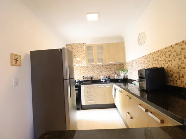 Apartamento - Amplo com 3 quartos (sendo 1 suite(s)) a 700,00 metros praia.