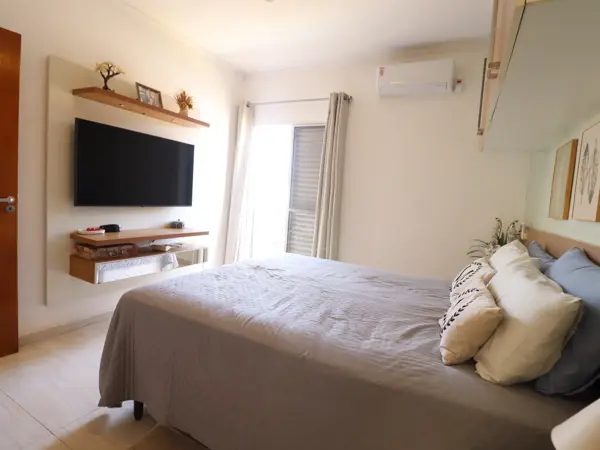 Apartamento - Amplo com 3 quartos (sendo 1 suite(s)) a 700,00 metros praia.