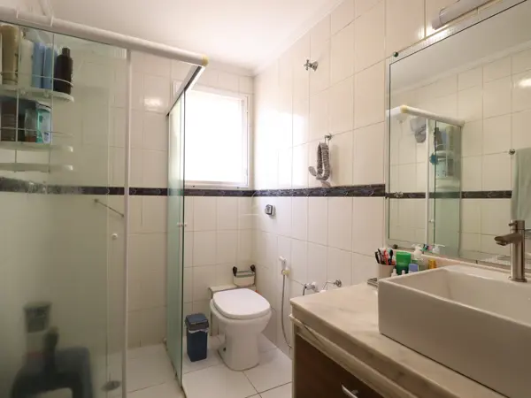 Apartamento - Amplo com 3 quartos (sendo 1 suite(s)) a 700,00 metros praia.