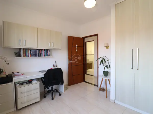 Apartamento - Amplo com 3 quartos (sendo 1 suite(s)) a 700,00 metros praia.