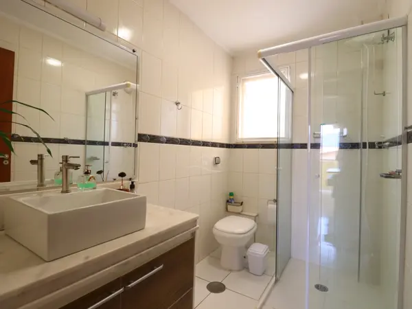 Apartamento - Amplo com 3 quartos (sendo 1 suite(s)) a 700,00 metros praia.