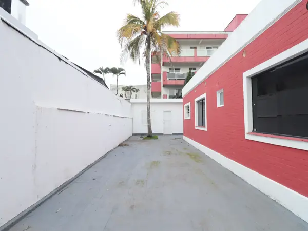 Casa - Térrea com Edícula com 2 quartos (sendo 0 suite(s)) a 600,00 metros praia.