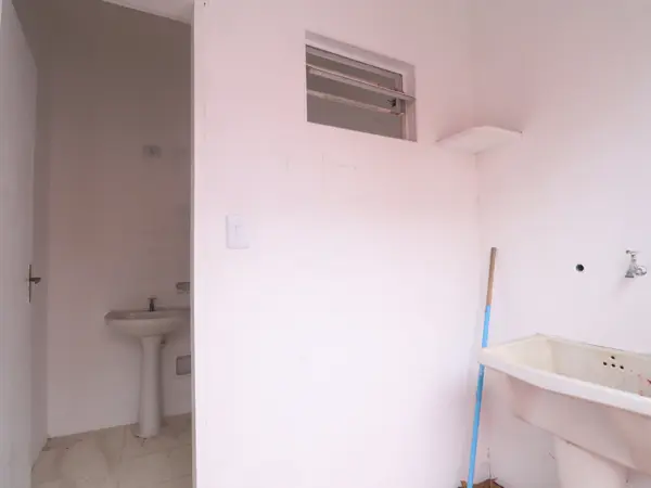 Casa - Térrea com Edícula com 2 quartos (sendo 0 suite(s)) a 600,00 metros praia.