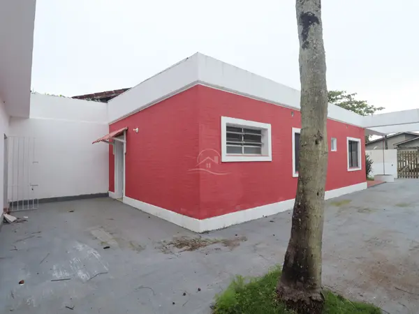 Casa - Térrea com Edícula com 2 quartos (sendo 0 suite(s)) a 600,00 metros praia.
