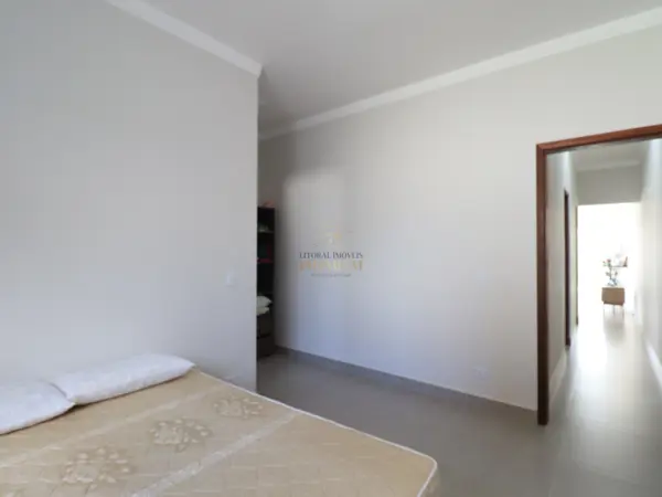 Casa - Térrea com 2 quartos (sendo 1 suite(s)) a 3,00 metros praia.
