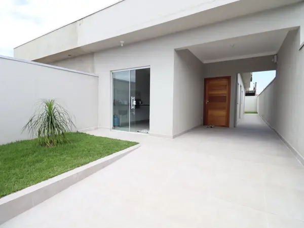 Casa - Térrea com 2 quartos (sendo 1 suite(s)) a 3,00 metros praia.