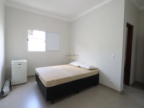 Casa - Térrea com 2 quartos (sendo 1 suite(s)) a 3,00 metros praia.