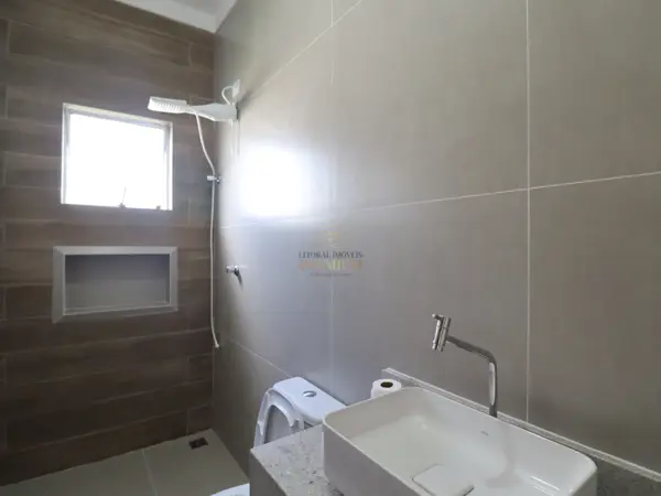 Casa - Térrea com 2 quartos (sendo 1 suite(s)) a 3,00 metros praia.