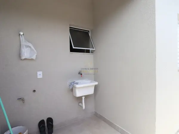 Casa - Térrea com 2 quartos (sendo 1 suite(s)) a 3,00 metros praia.