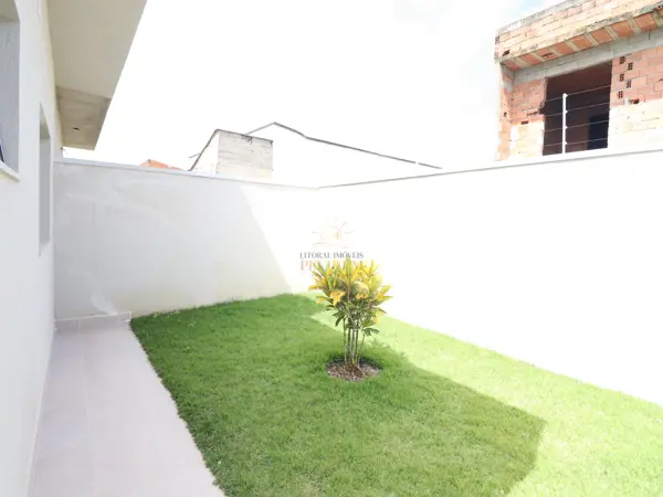 Casa - Térrea com 2 quartos (sendo 1 suite(s)) a 3,00 metros praia.