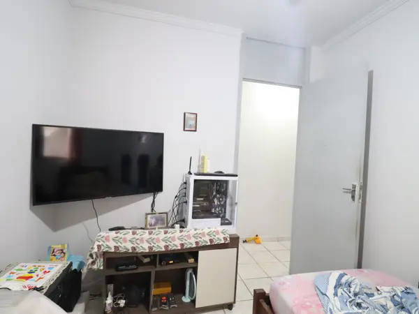Casa - Esquina com 2 quartos (sendo 0 suite(s)) a 2500,00 metros praia.