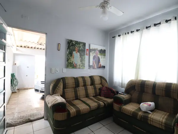 Casa - Esquina com 2 quartos (sendo 0 suite(s)) a 2500,00 metros praia.
