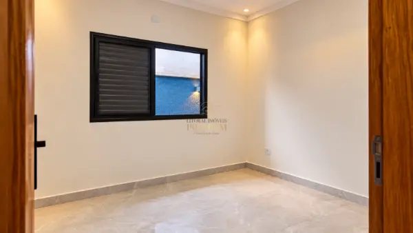 Casa - Térrea com piscina com 2 quartos (sendo 1 suite(s)) a 1500,00 metros praia.