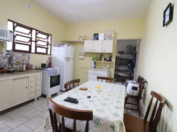 Casa - Edícula com 2 quartos  a 481,00 metros praia.